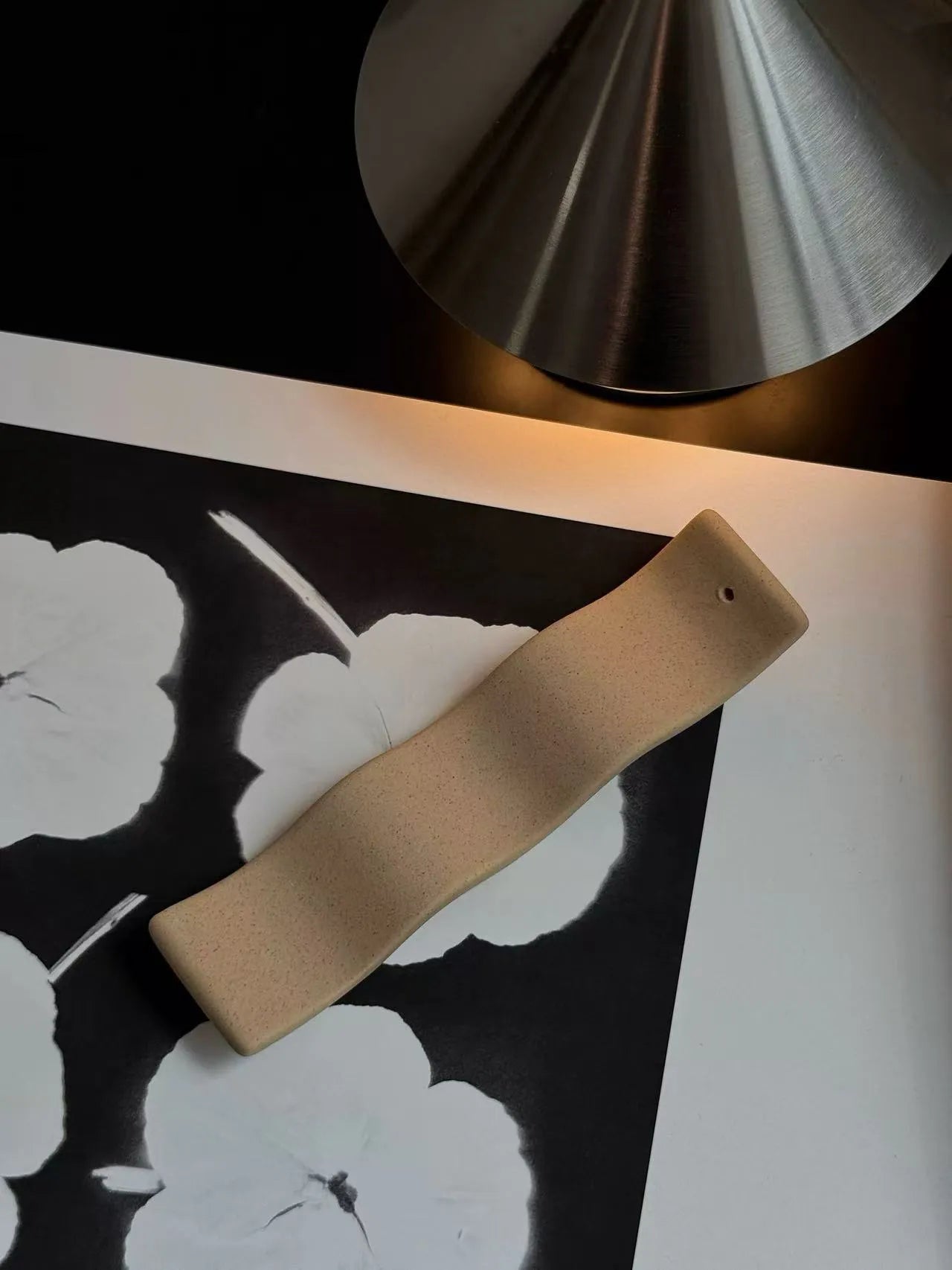 Modern-Minimalist Wavy Ceramic Incense Holder