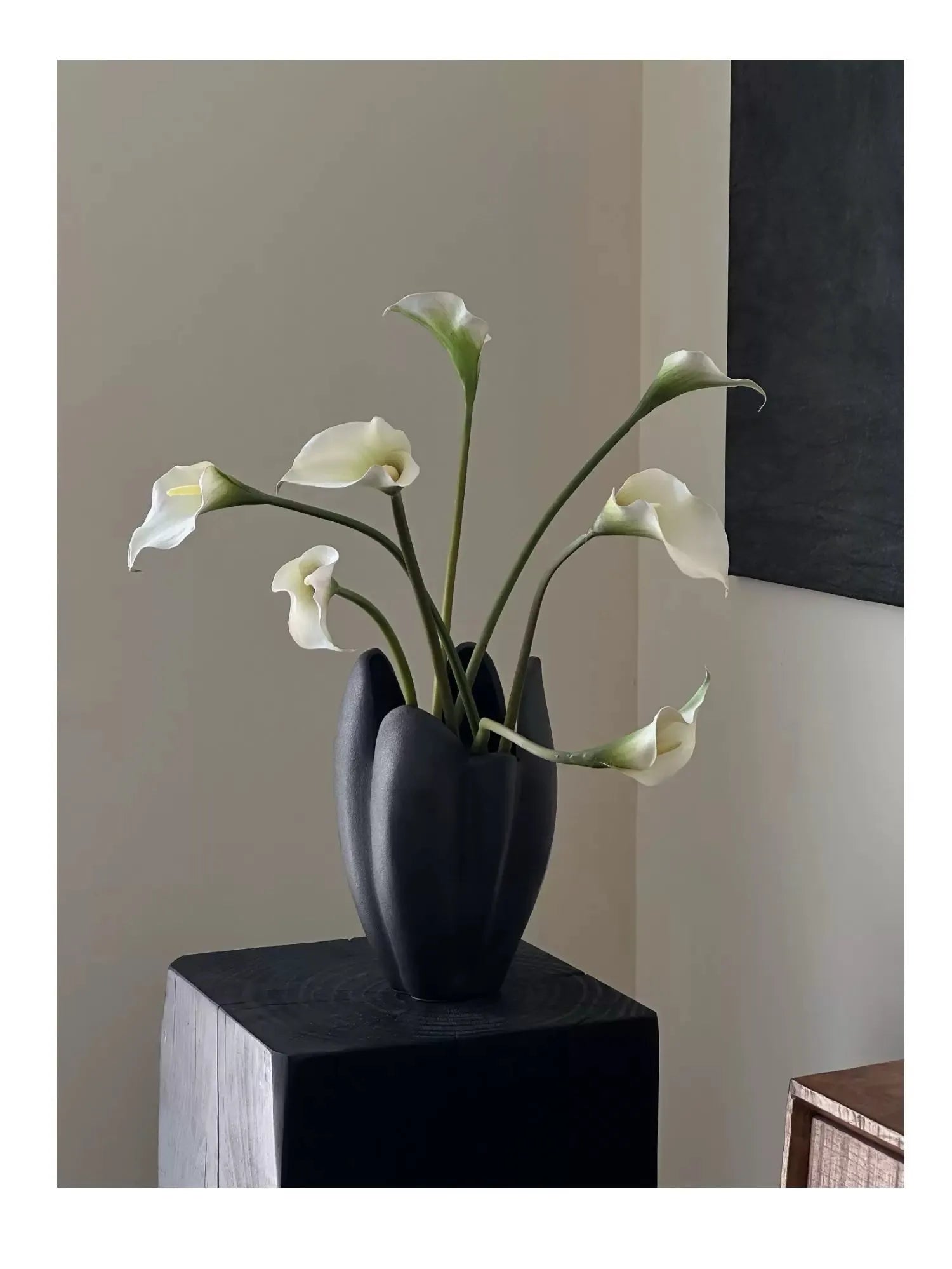 7本茎の人工カラーリリー - フェイクフラワーアレンジメント