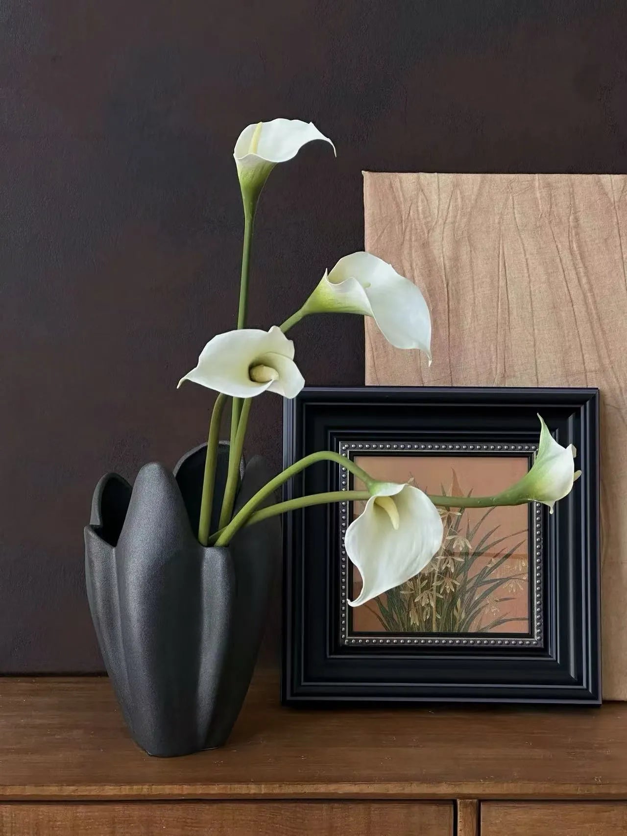 7本茎の人工カラーリリー - フェイクフラワーアレンジメント