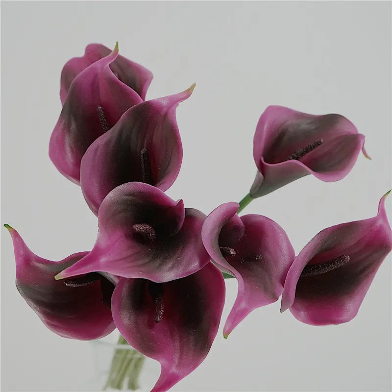 小さな人工カラリリーのブーケ – 9本の茎