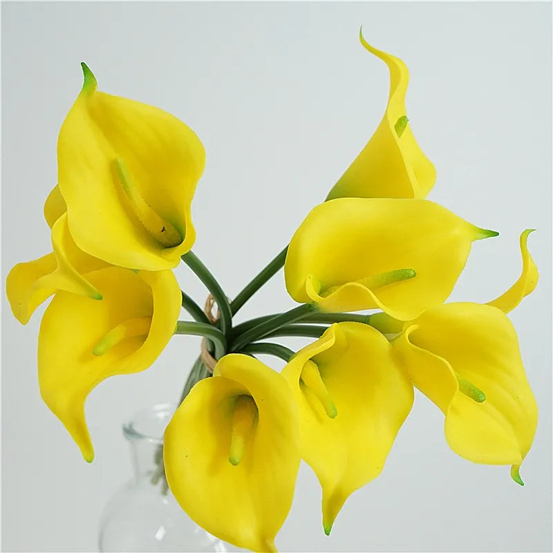 小さな人工カラリリーのブーケ – 9本の茎