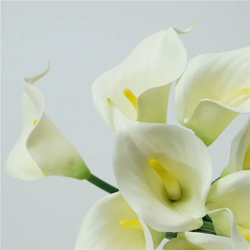 小さな人工カラリリーのブーケ – 9本の茎