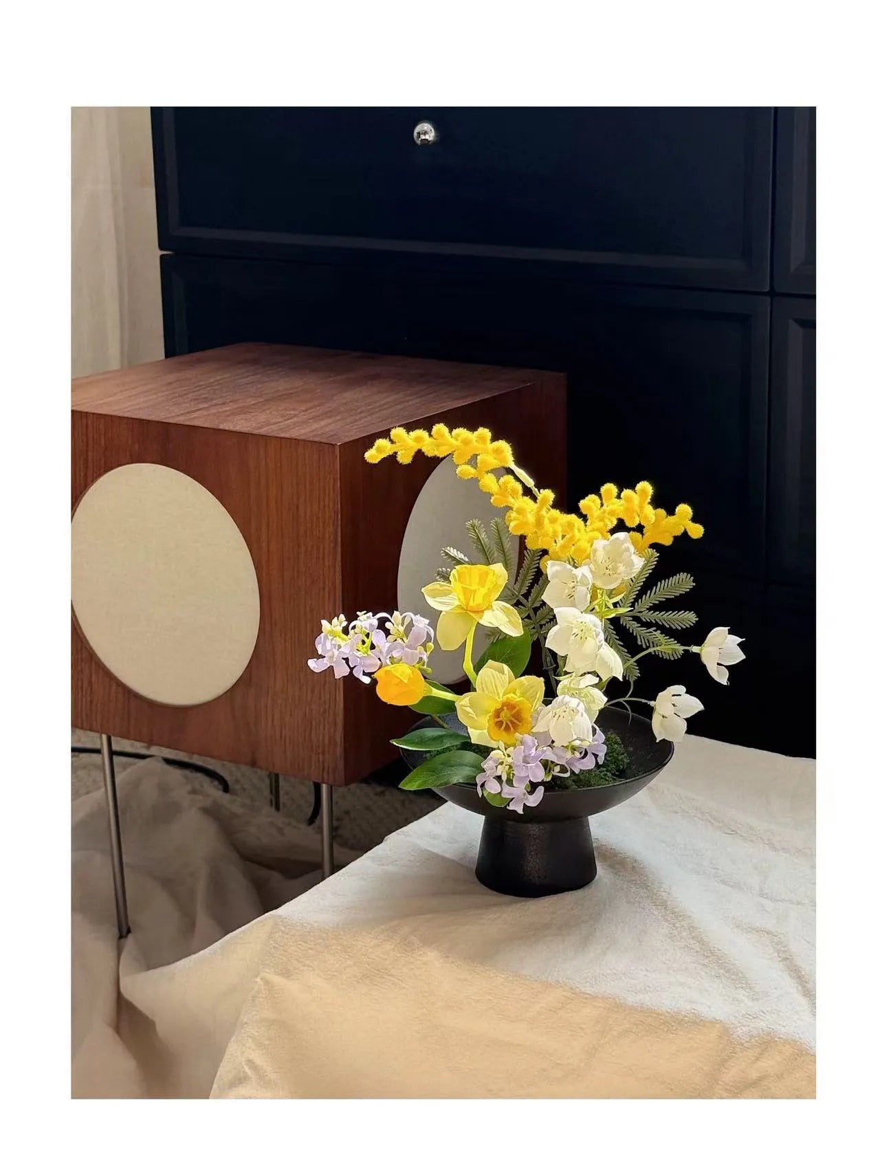 人工の花のアレンジメント – ホワイトデューにインスパイアされたデザイン