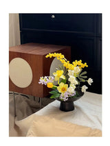 人工の花のアレンジメント – ホワイトデューにインスパイアされたデザイン