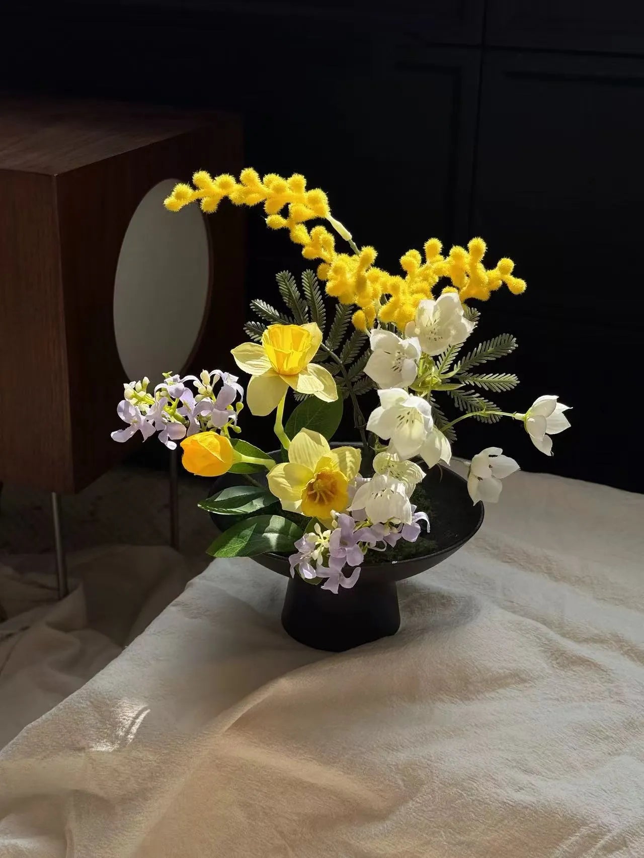 人工の花のアレンジメント – ホワイトデューにインスパイアされたデザイン