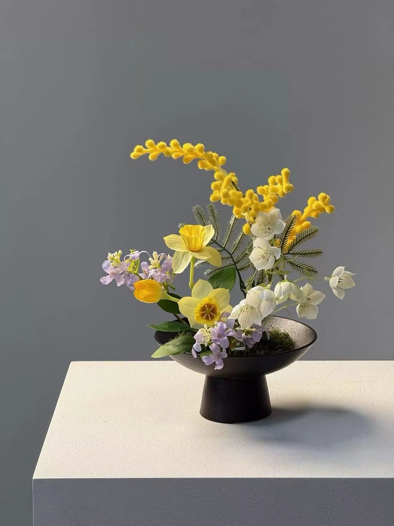 人工の花のアレンジメント – ホワイトデューにインスパイアされたデザイン