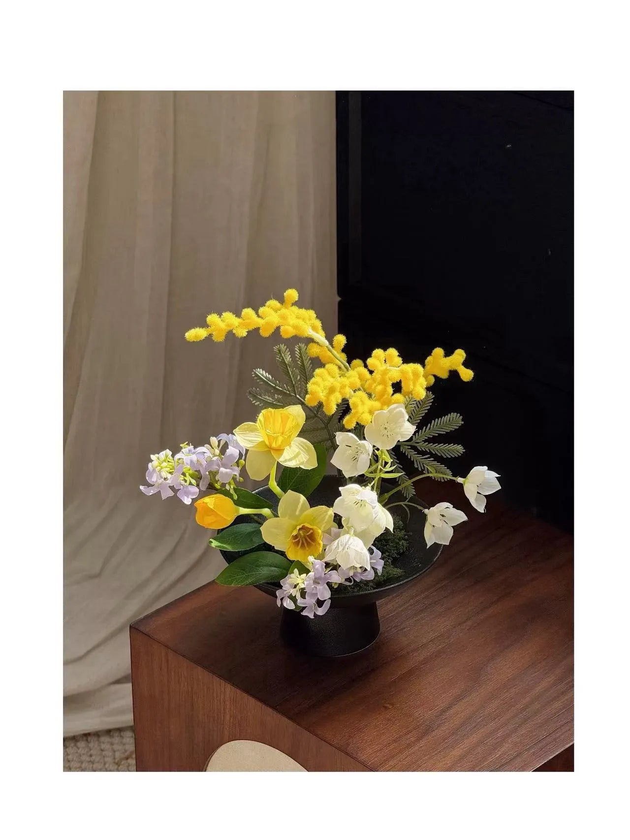 人工の花のアレンジメント – ホワイトデューにインスパイアされたデザイン