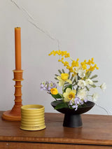 人工の花のアレンジメント – ホワイトデューにインスパイアされたデザイン