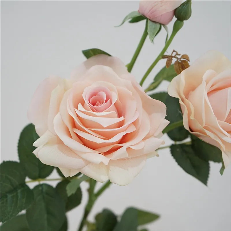 フェイクフラワー リアルタッチフラワー 白いバラ - 30インチのトリプルブロームと花蕾付き 