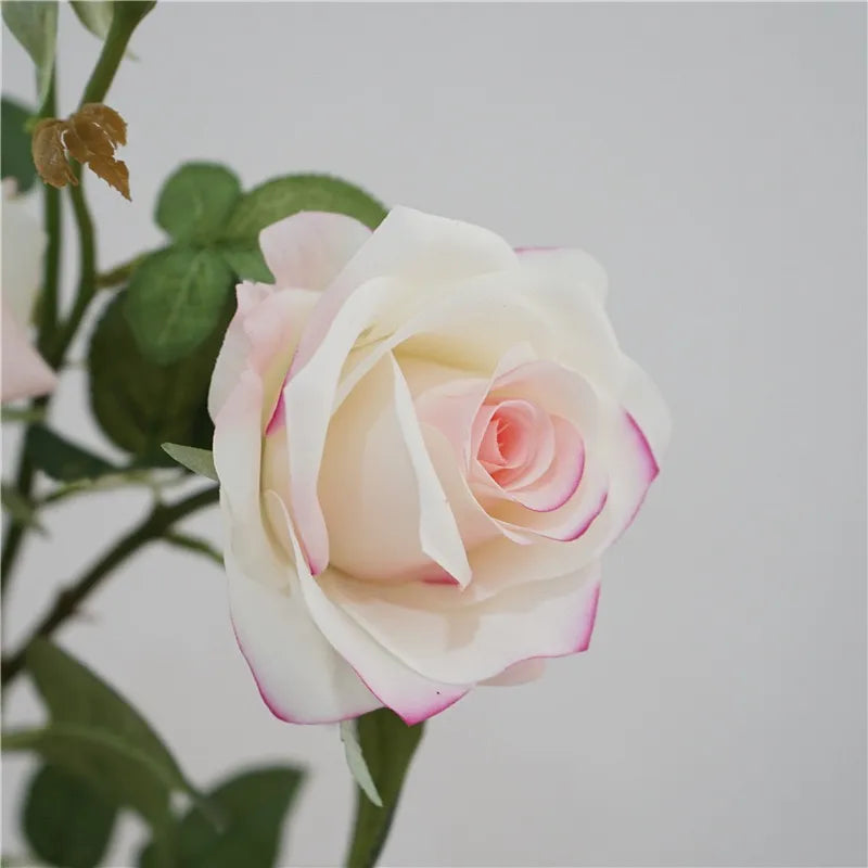 フェイクフラワー リアルタッチフラワー 白いバラ - 30インチのトリプルブロームと花蕾付き 