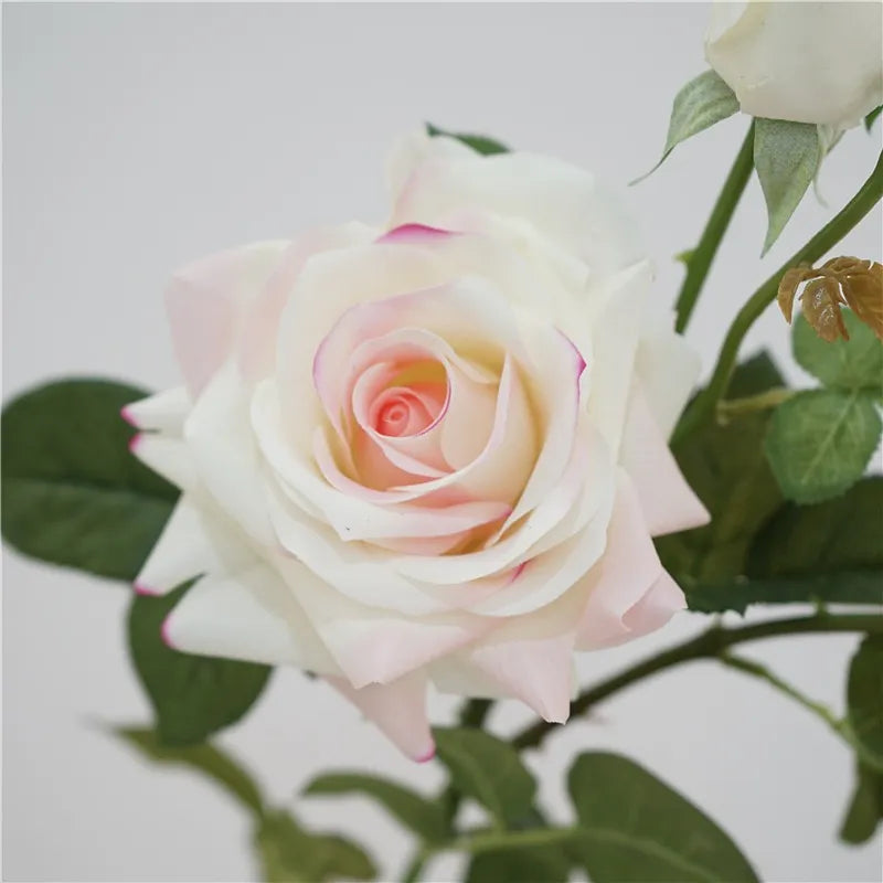フェイクフラワー リアルタッチフラワー 白いバラ - 30インチのトリプルブロームと花蕾付き 