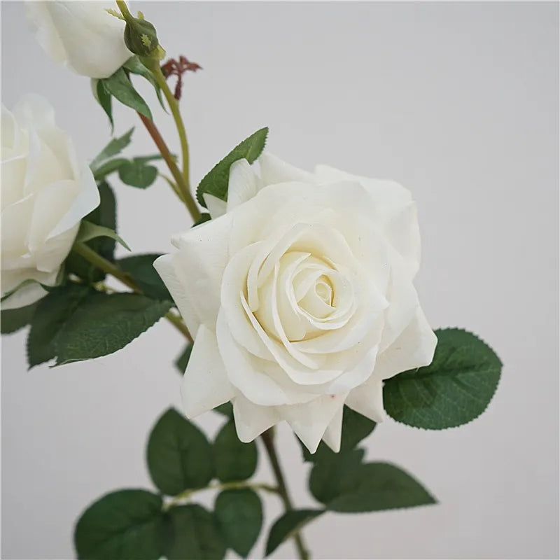 フェイクフラワー リアルタッチフラワー 白いバラ - 30インチのトリプルブロームと花蕾付き 