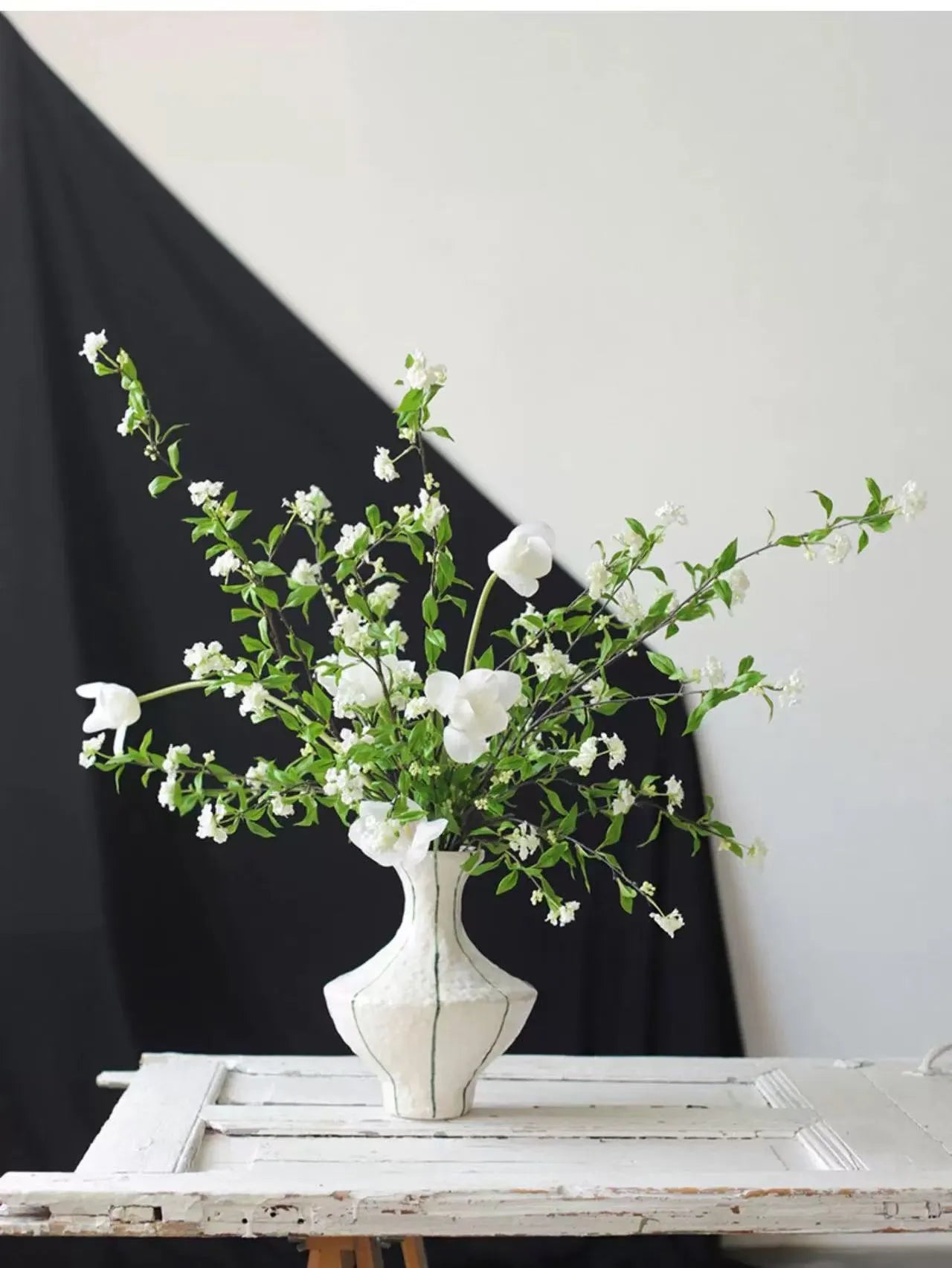 ホワイトスピラエア＆チューリップフェイクシルクフラワーアレンジメント/ブーケ - 31.5インチ