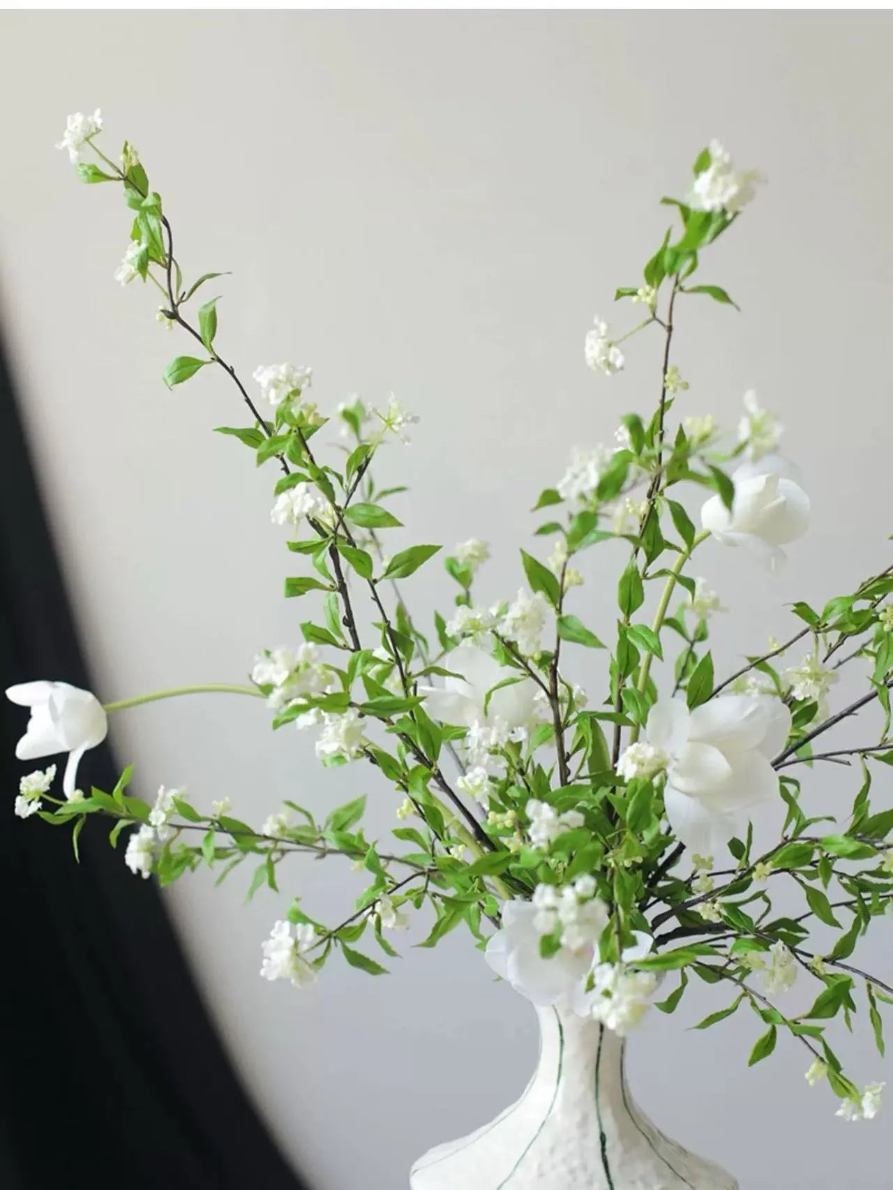 ホワイトスピラエア＆チューリップフェイクシルクフラワーアレンジメント/ブーケ - 31.5インチ