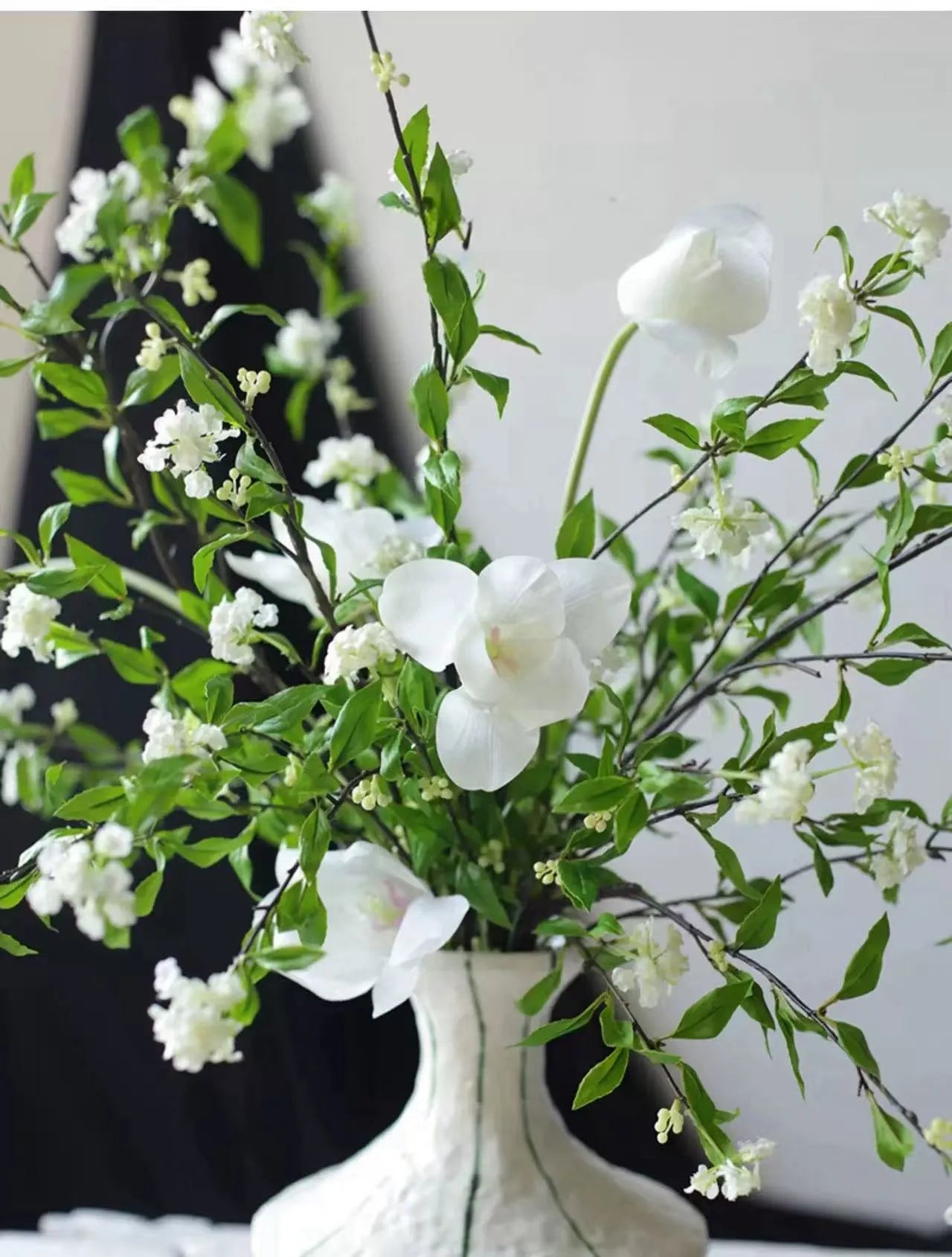 ホワイトスピラエア＆チューリップフェイクシルクフラワーアレンジメント/ブーケ - 31.5インチ