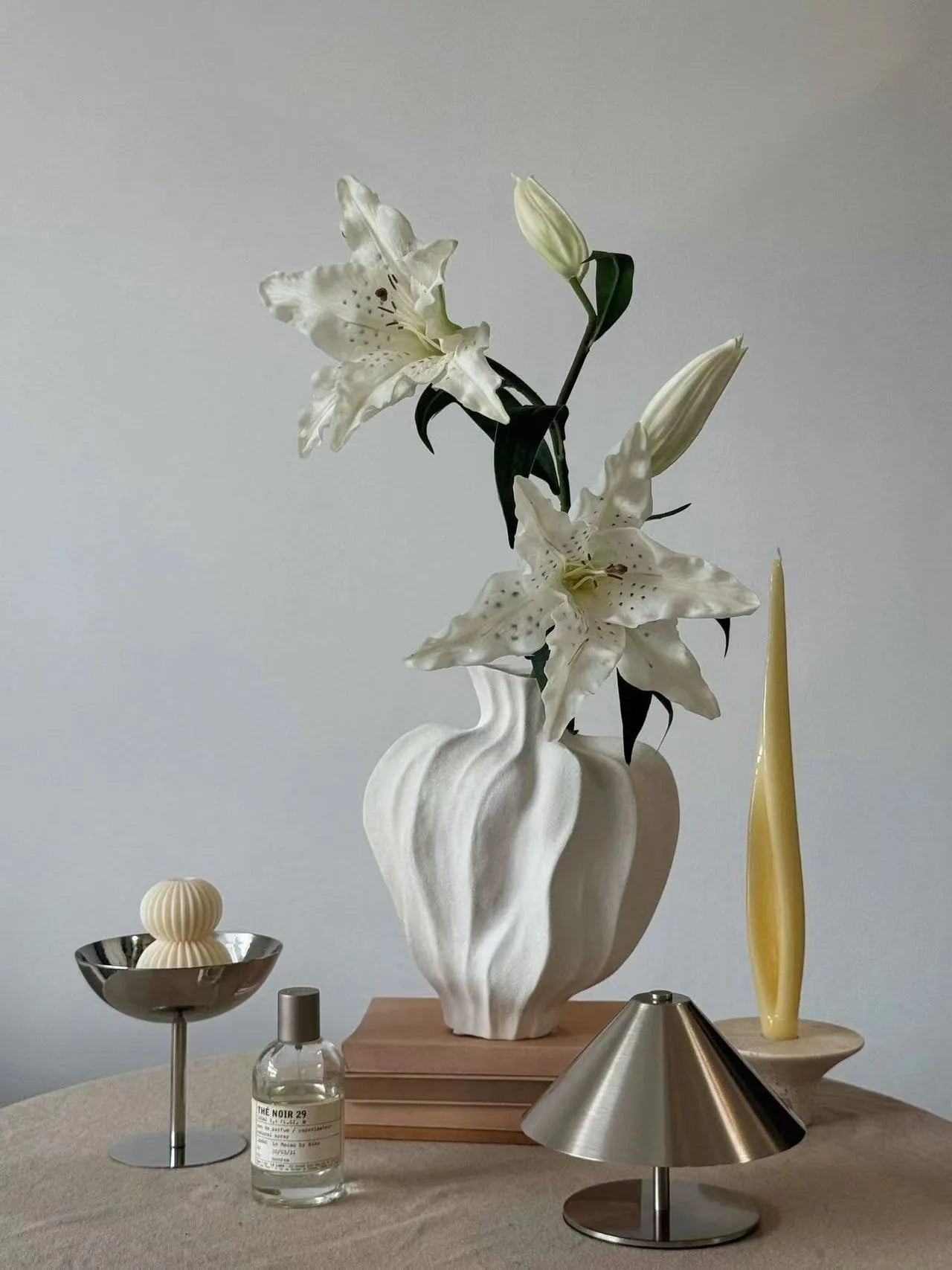 オーキッド、リリー & デルフィニウム – 人工フラワーアレンジメント