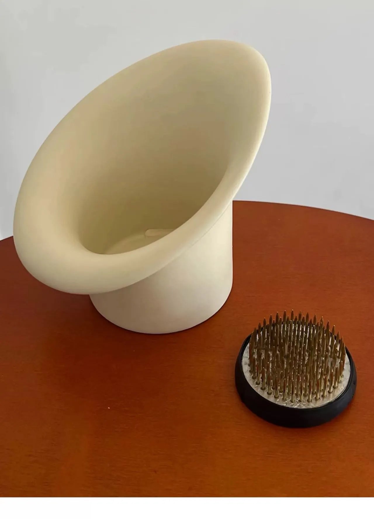 取り外し可能な花留め（剣山）付きのセラミック生け花用花瓶