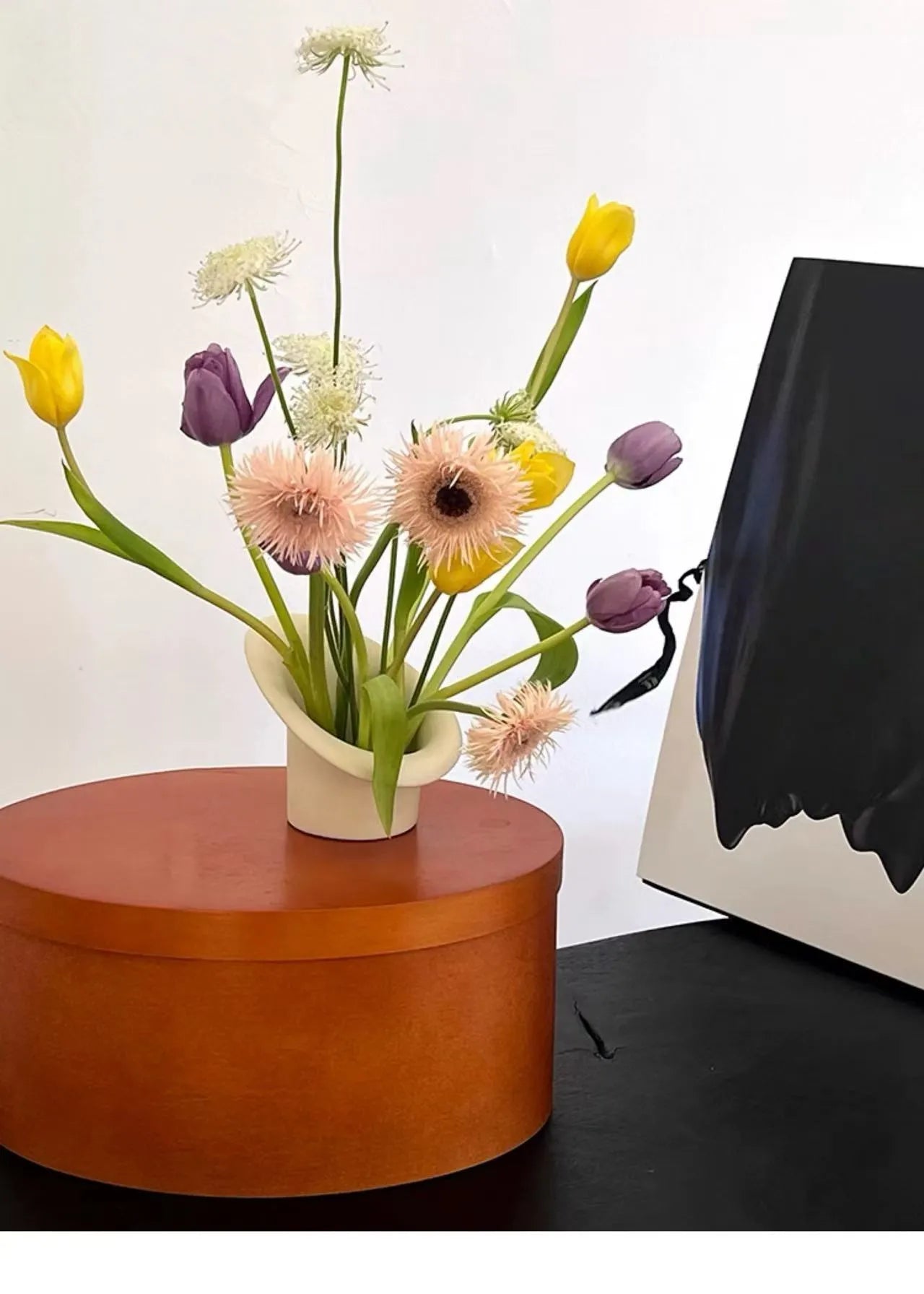 取り外し可能な花留め（剣山）付きのセラミック生け花用花瓶