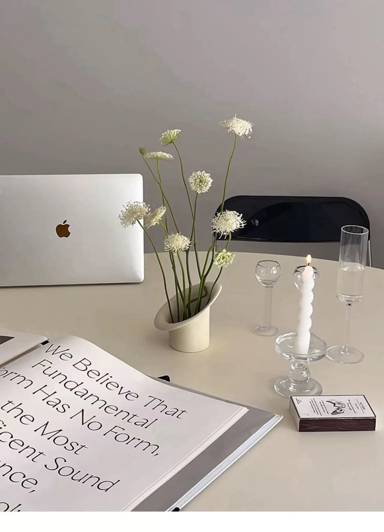 取り外し可能な花留め（剣山）付きのセラミック生け花用花瓶