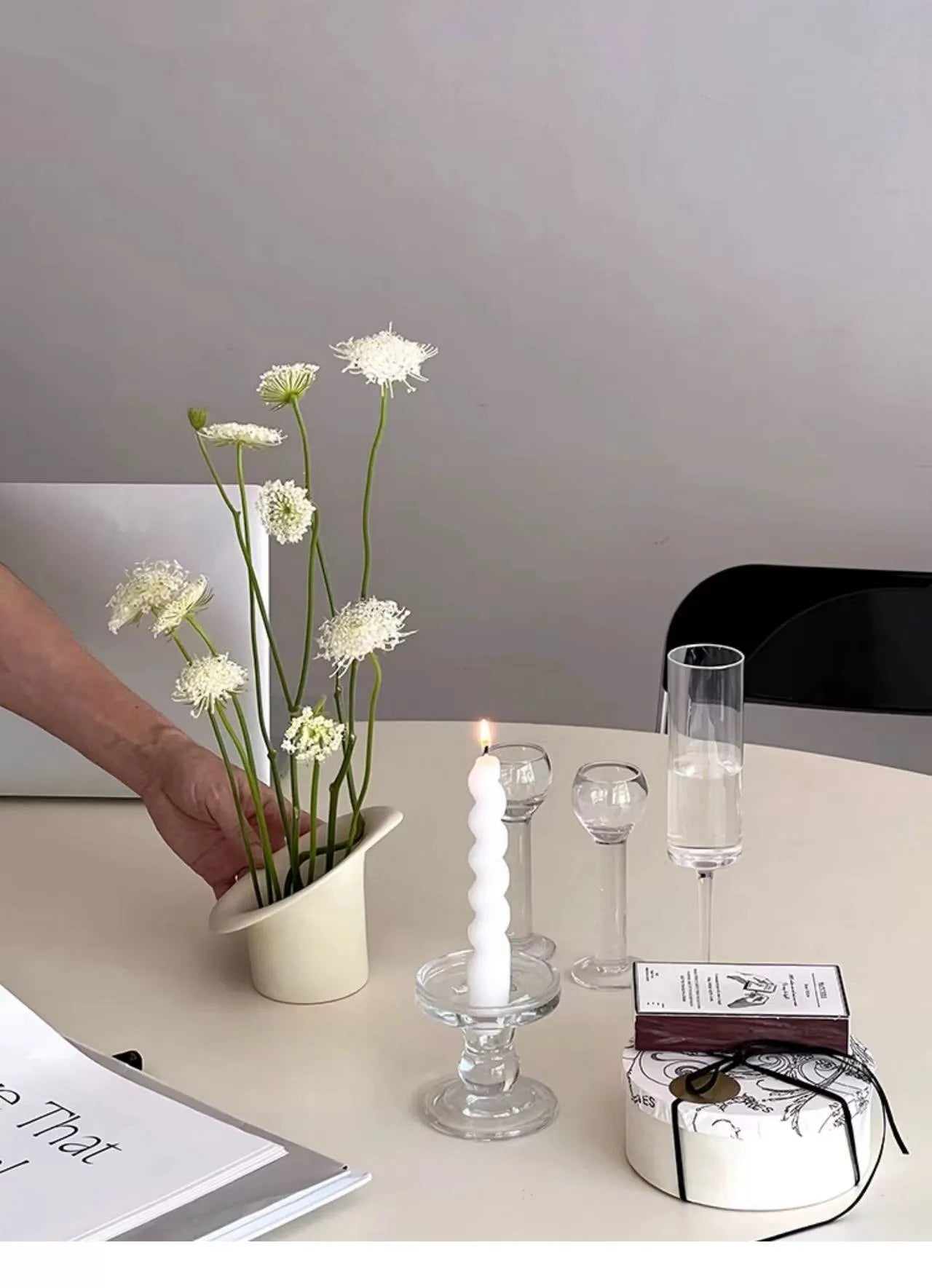 取り外し可能な花留め（剣山）付きのセラミック生け花用花瓶