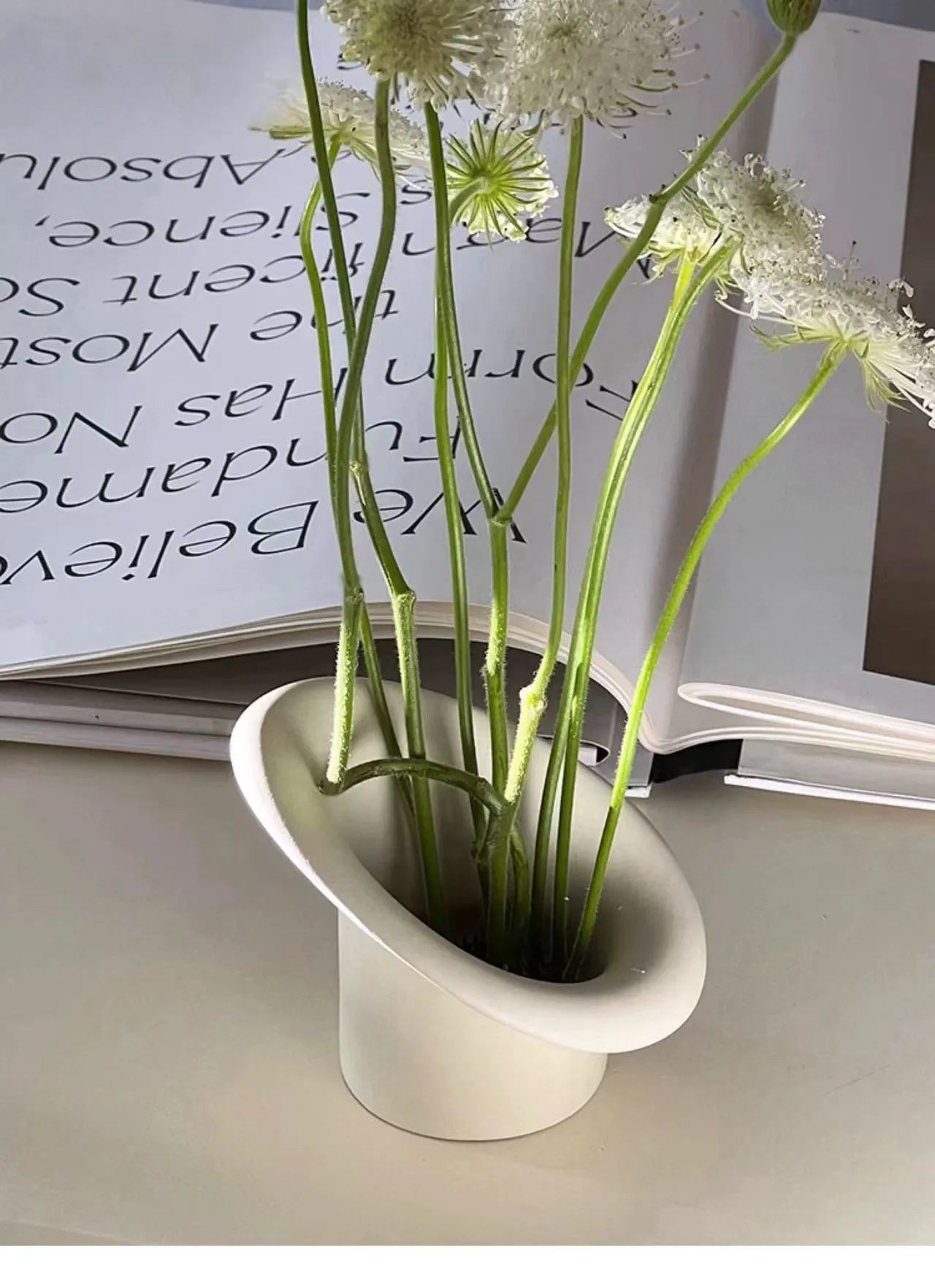 取り外し可能な花留め（剣山）付きのセラミック生け花用花瓶