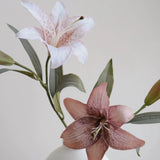 エレガントなフェイクリリーの花 – 2本の茎