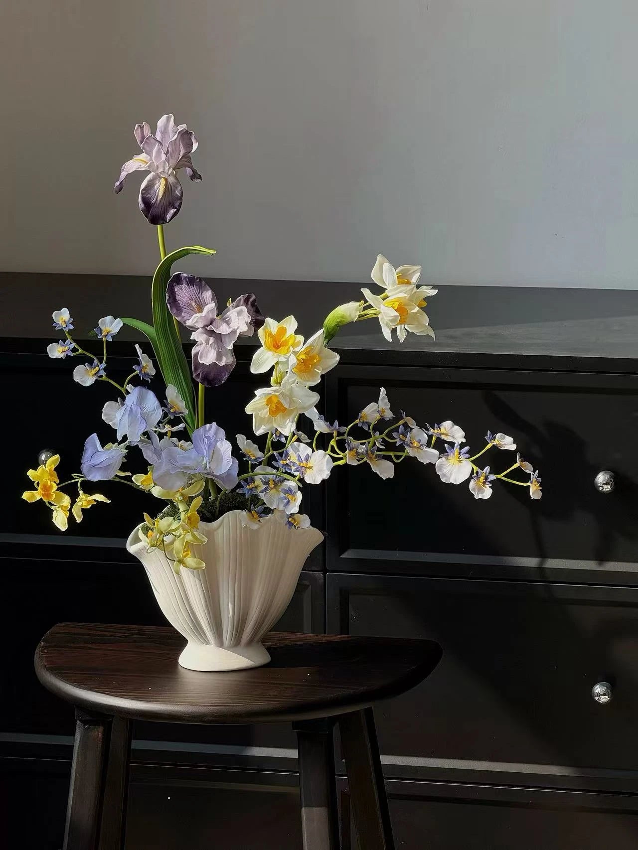 Spring Prelude: Faux Floral Arrangements – Realistic Iris & Daffodil Mix