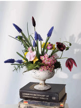 Künstliche Blumenarrangements – Rustikaler Eisenurnen-Mittelpunkt