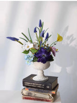 Künstliche Blumenarrangements – Rustikaler Eisenurnen-Mittelpunkt