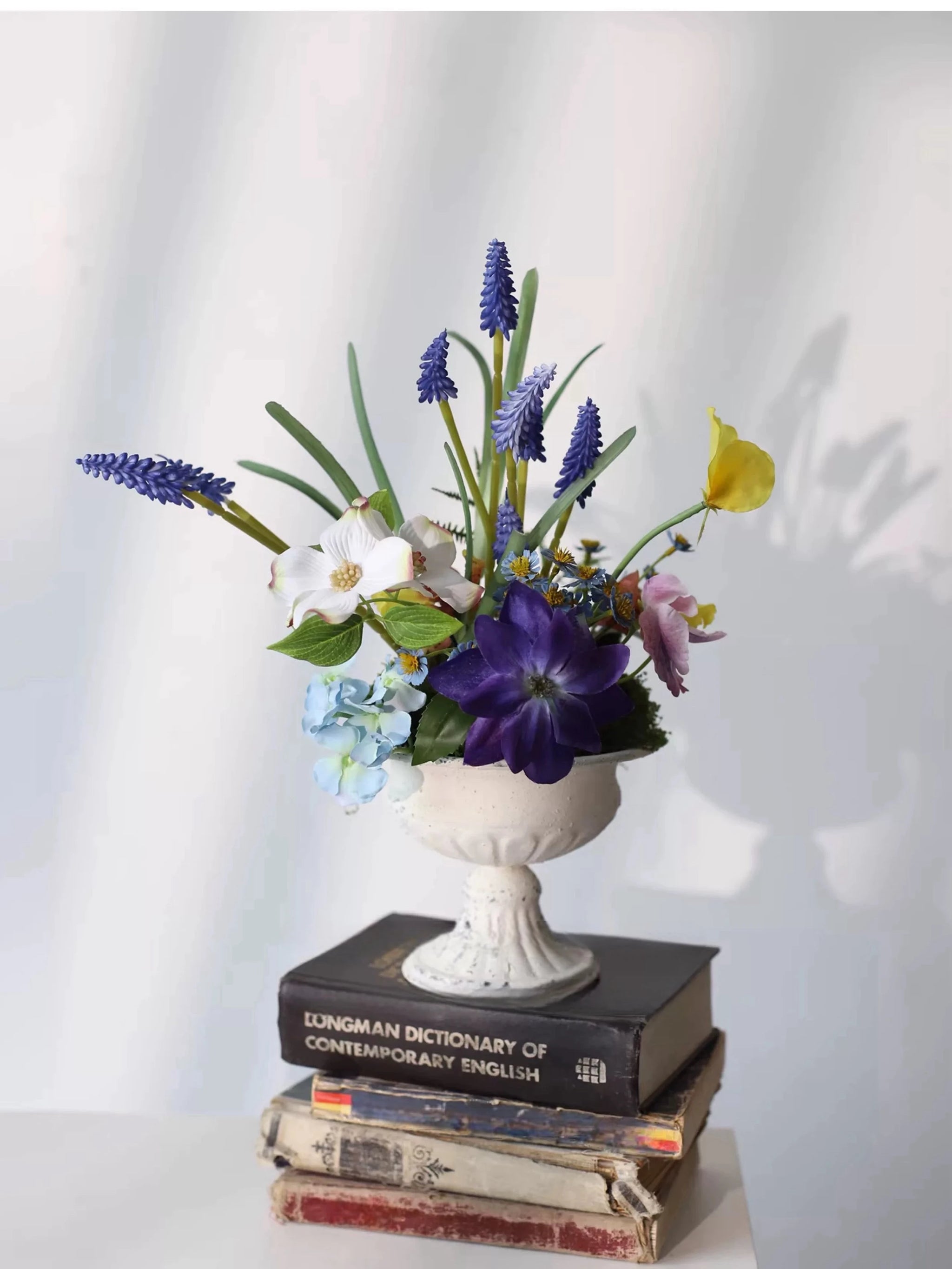 Künstliche Blumenarrangements – Rustikaler Eisenurnen-Mittelpunkt