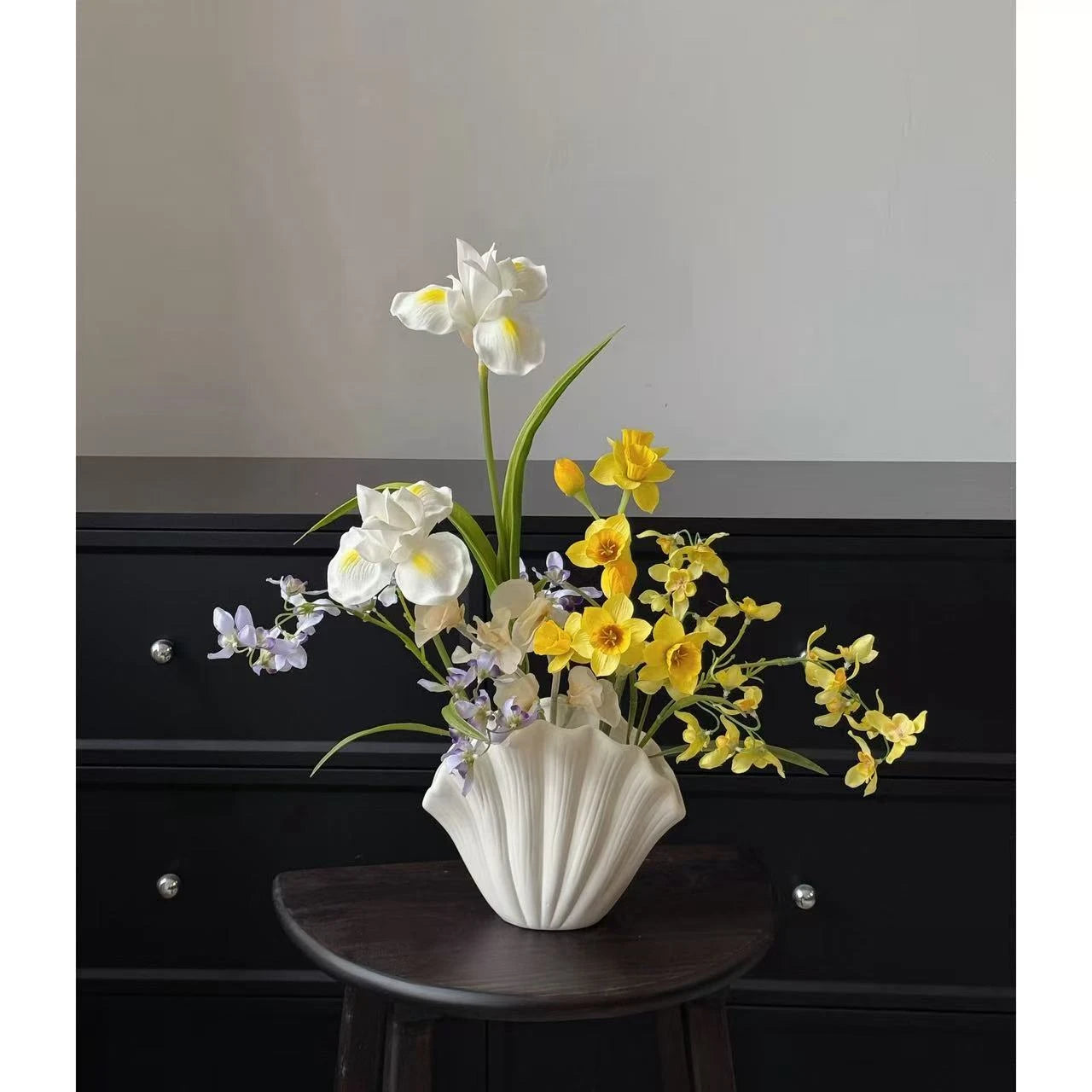Spring Prelude: Faux Floral Arrangements – Realistic Iris & Daffodil Mix