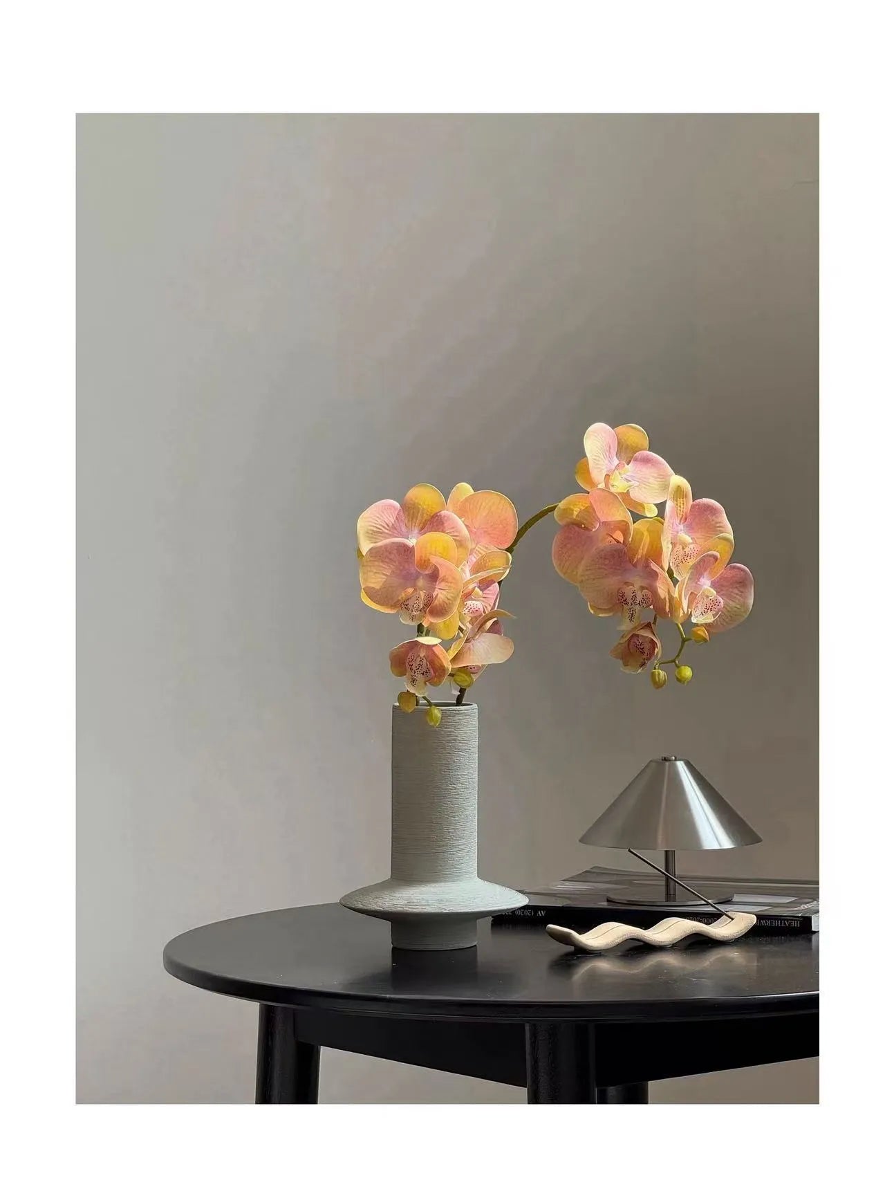 手彫りの花瓶に入ったカラフルなバタフライオーキッド – 花瓶の中の人工的なフラワーアレンジメント