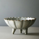 手作りの素朴な陶器の生け花用花瓶