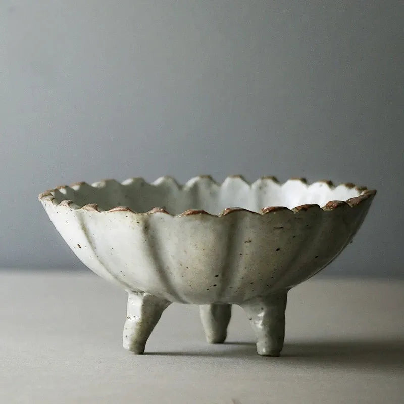 手作りの素朴な陶器の生け花用花瓶