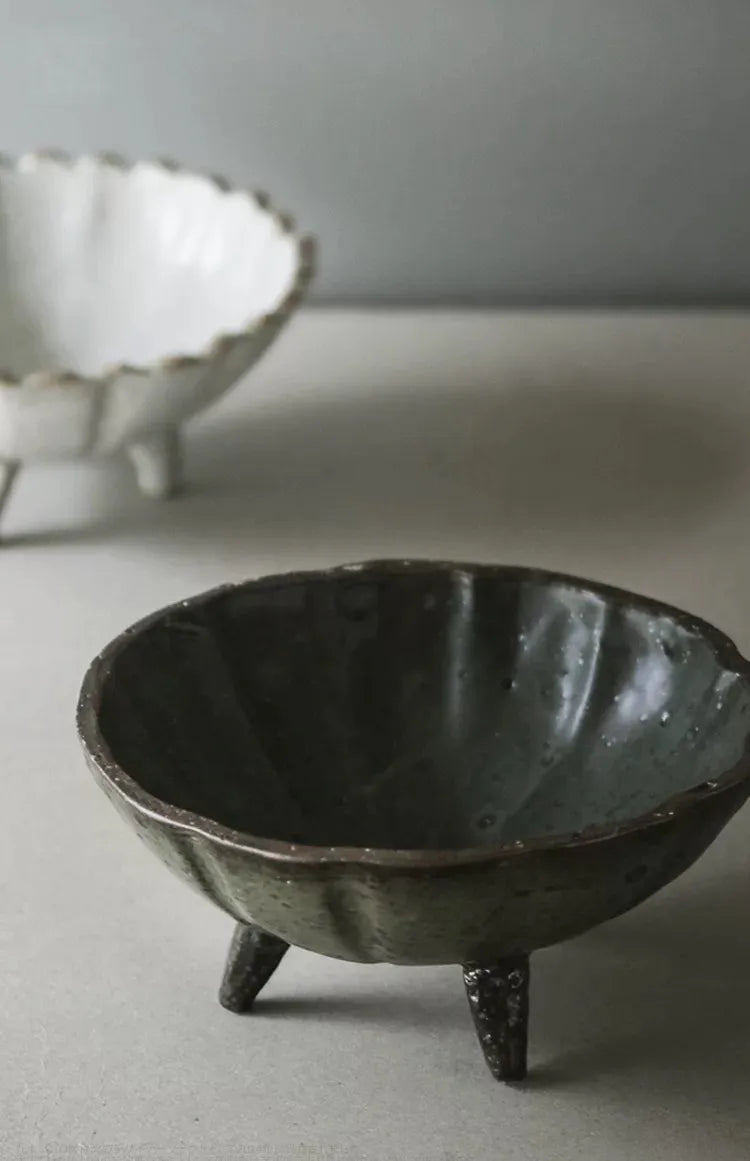 手作りの素朴な陶器の生け花用花瓶