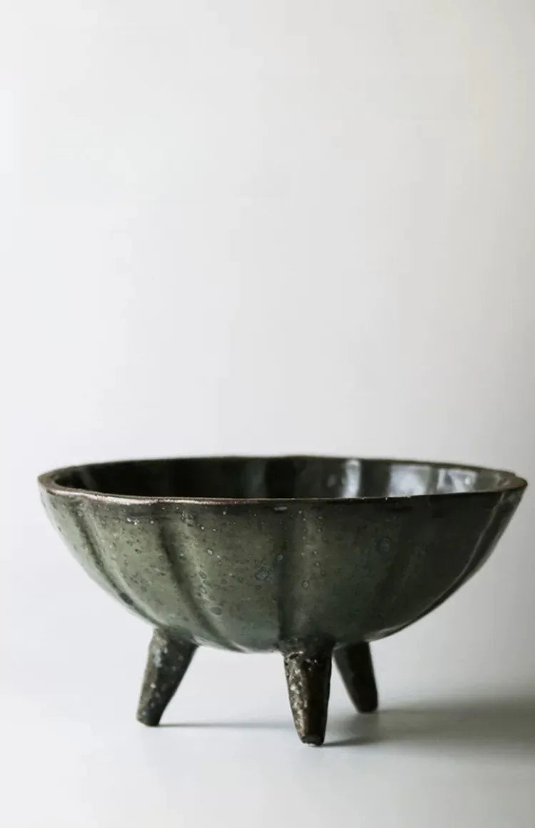 手作りの素朴な陶器の生け花用花瓶