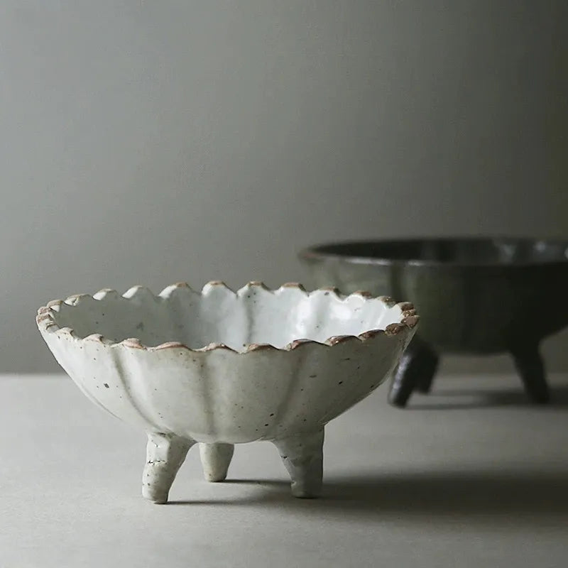 手作りの素朴な陶器の生け花用花瓶