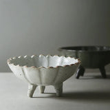 手作りの素朴な陶器の生け花用花瓶