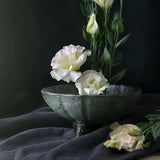 手作りの素朴な陶器の生け花用花瓶