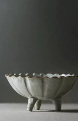 手作りの素朴な陶器の生け花用花瓶