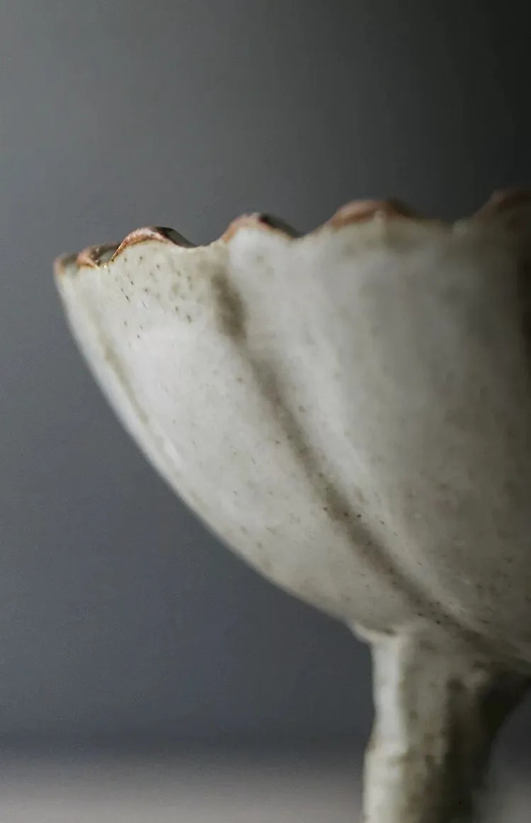 手作りの素朴な陶器の生け花用花瓶