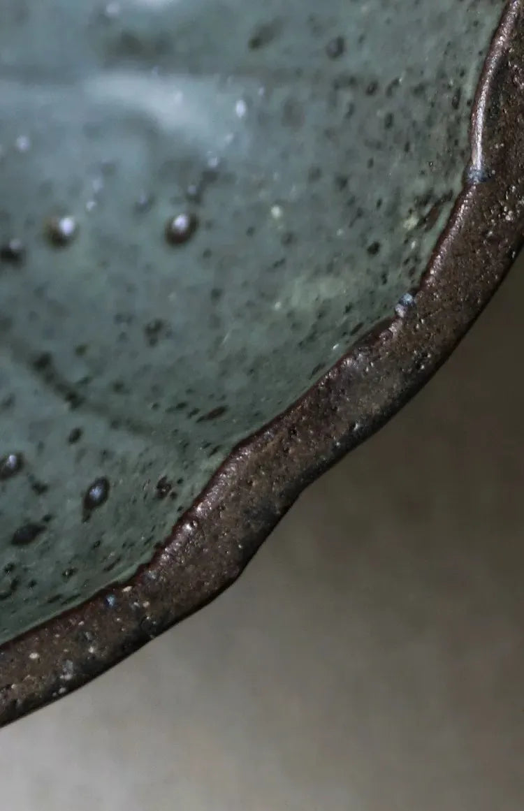 手作りの素朴な陶器の生け花用花瓶