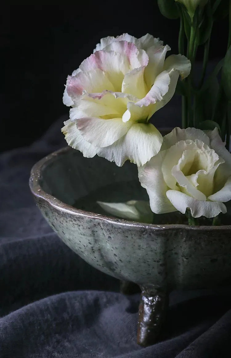 手作りの素朴な陶器の生け花用花瓶