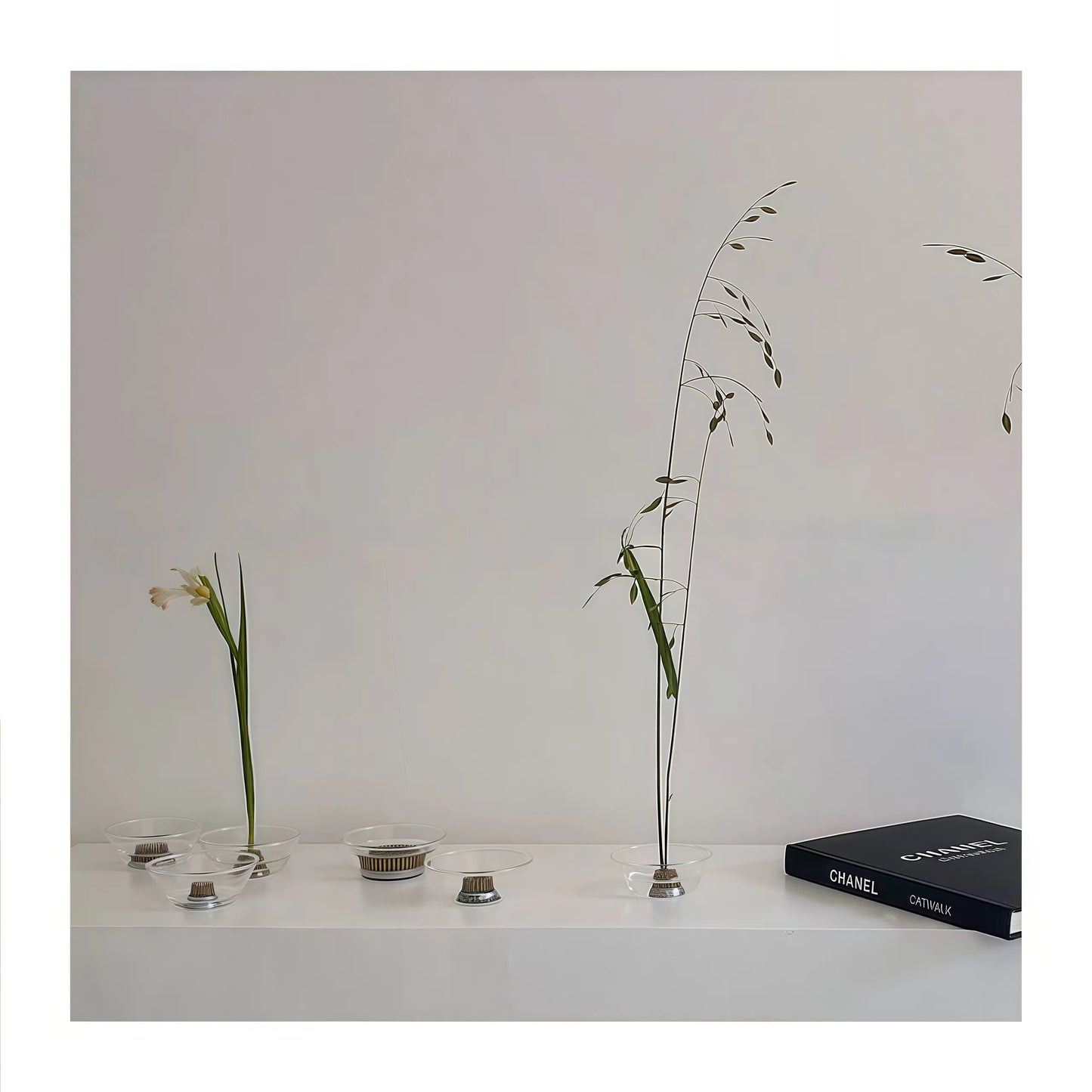 楽しいクリアガラスの生け花用花瓶（けんざん付き）