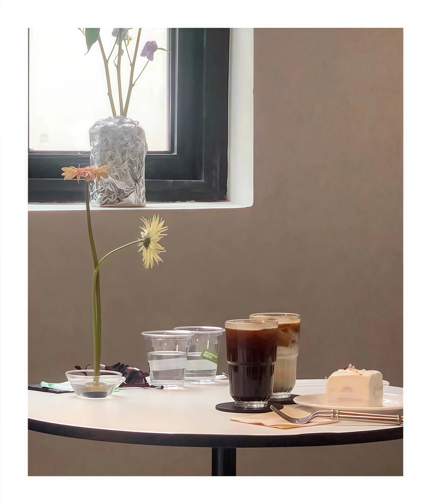 楽しいクリアガラスの生け花用花瓶（けんざん付き）