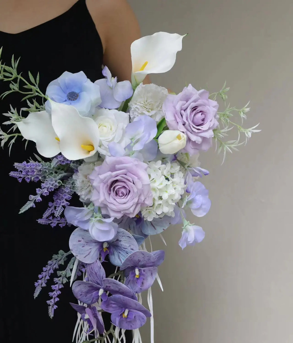 Brautstrauß aus Lavendel und weißen Kunstblumen – 79 cm – Amoria Bloom
