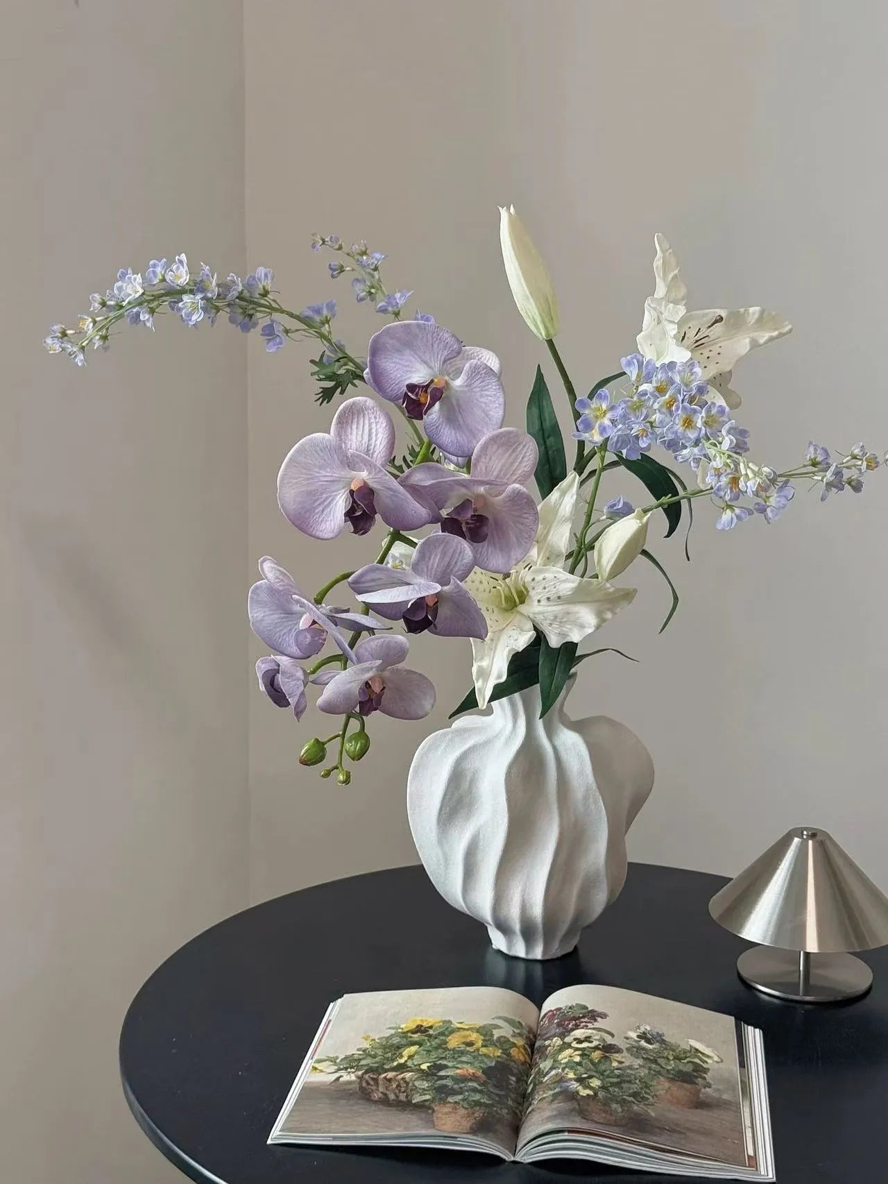 オーキッド、リリー & デルフィニウム – 人工フラワーアレンジメント