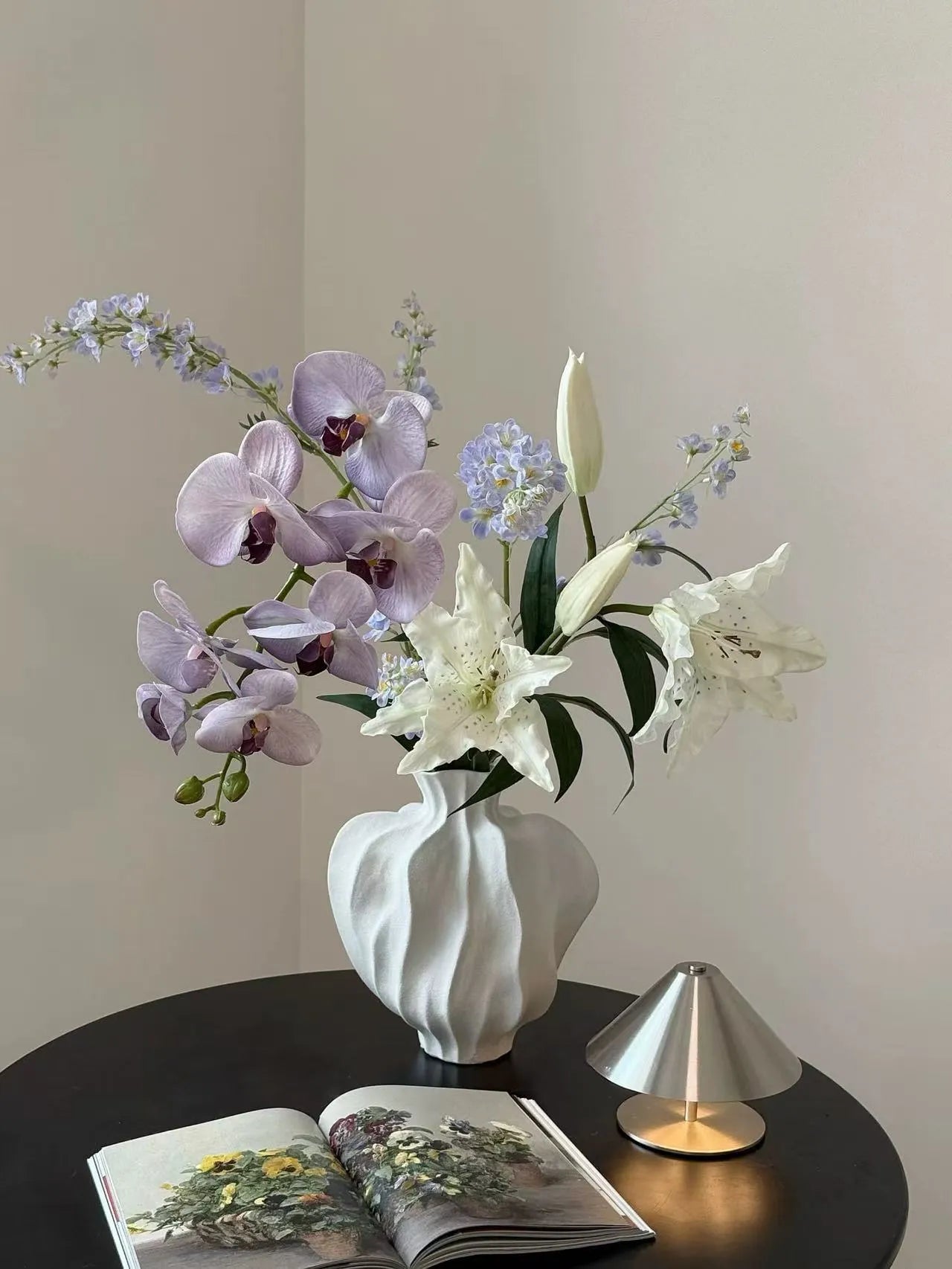 オーキッド、リリー & デルフィニウム – 人工フラワーアレンジメント