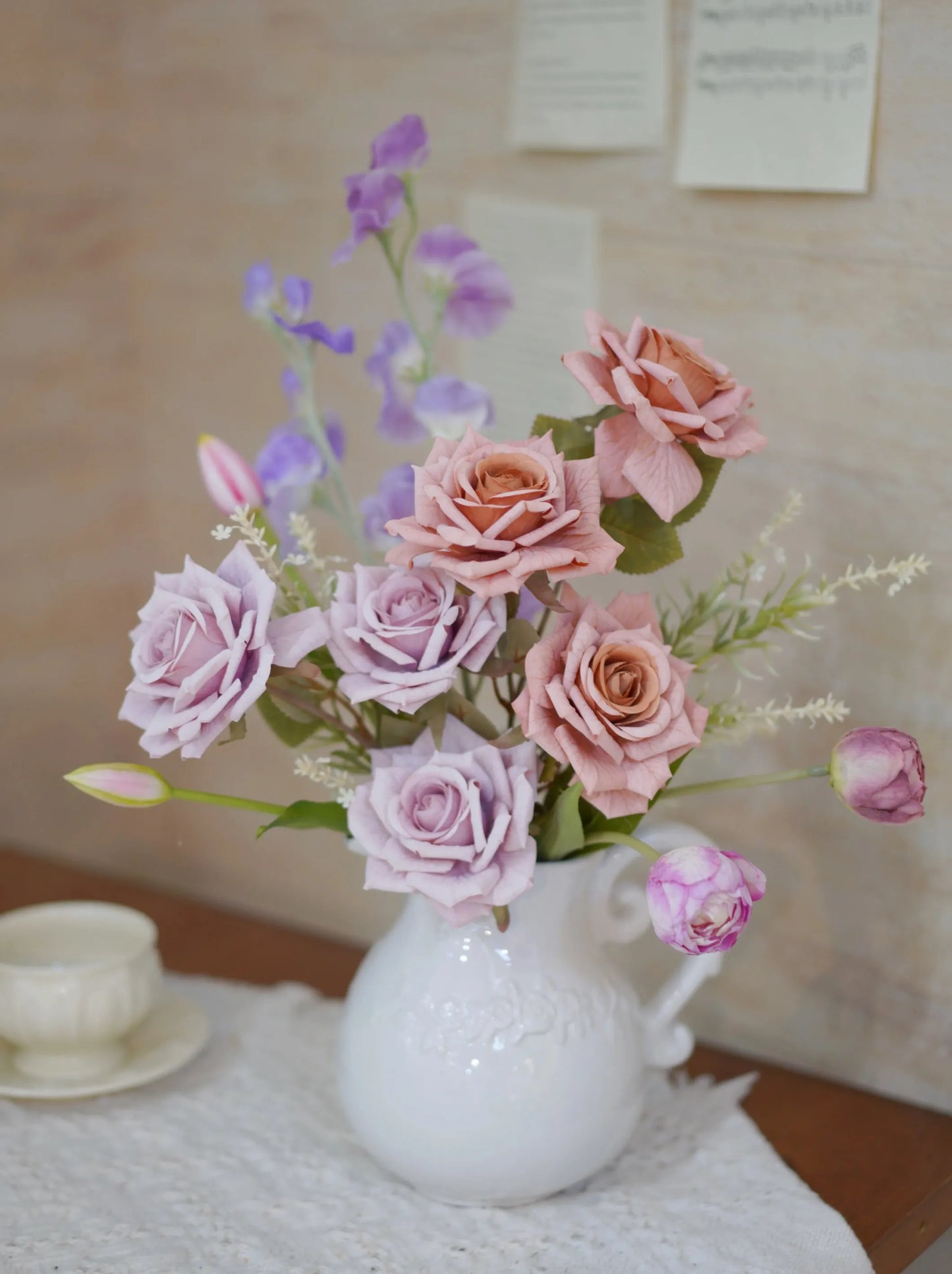 ピンクとライラックの人工フラワーアレンジメント（花瓶入り）