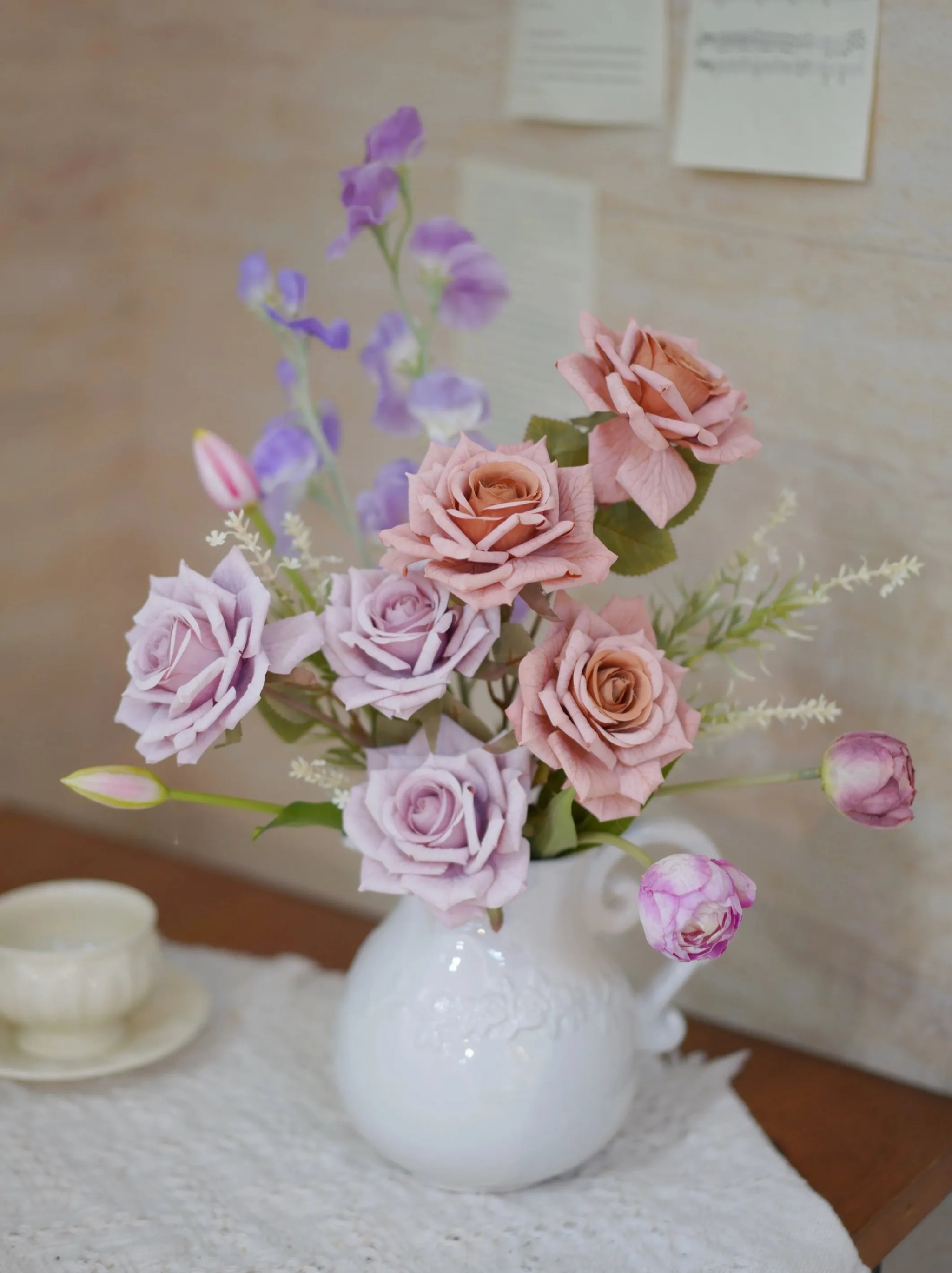 ピンクとライラックの人工フラワーアレンジメント（花瓶入り）